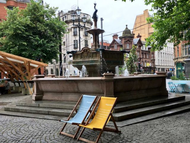 Площадь в Манчестере с фонтанами и шезлонгами