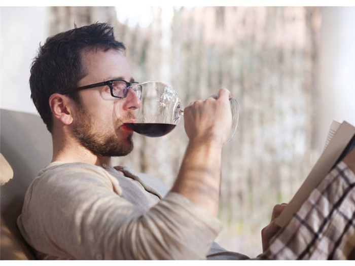 Мужчина пьет красное вино