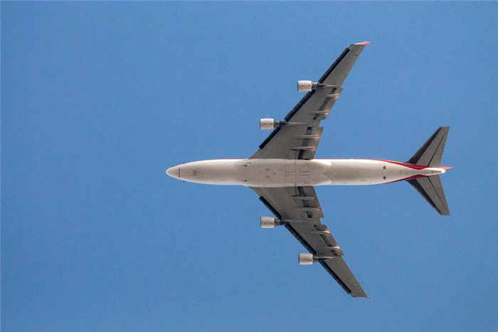 Боинг 747 пролетает прямо над головой, приближаясь к аэропорту Брюсселя.