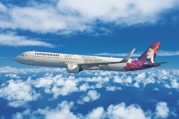 Самолет Hawaiian Airlines в полете среди облаков и голубого неба