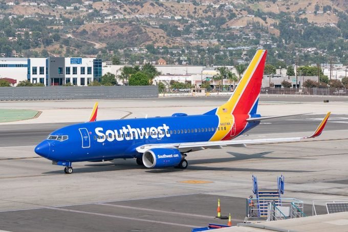 Самолет Boeing 737-7H4 компании Southwest Airlines взлетает из аэропорта Голливуд Бербанк 16 сентября  года в Бербанке, Калифорния.