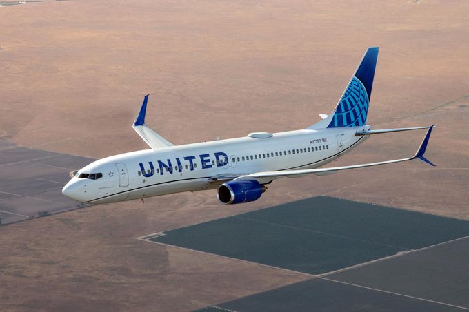 Самолет United 737 в полете