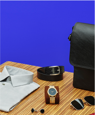 изображение рубашки, часов, запонок, ремня и солнцезащитных очков рядом с кожаным портфелем
