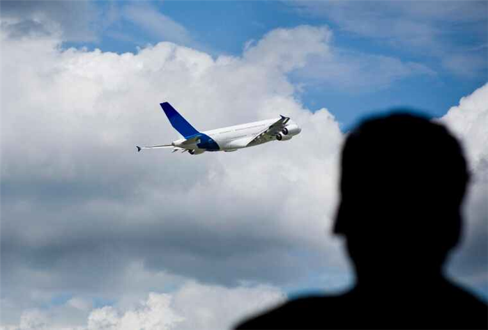 Изображение: Мужчина наблюдает за взлетом самолета