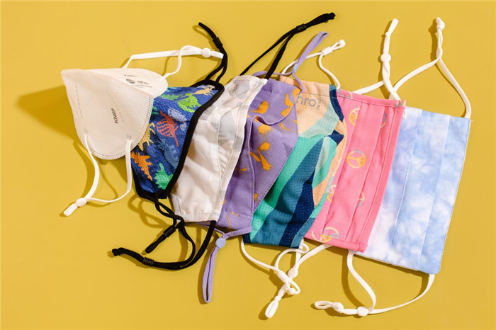 Подборка из семи детских масок для лица из разных тканей и разных форм.