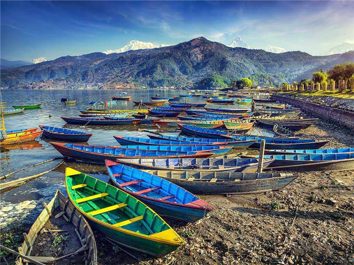 Разноцветные лодки вдоль берега в Непале