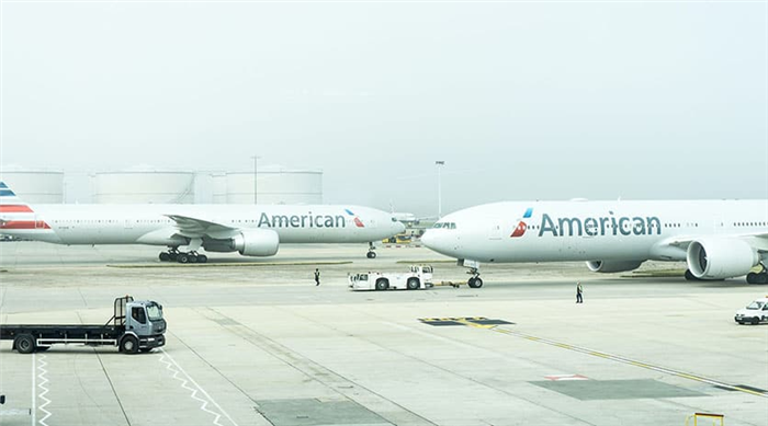 Самолеты American Airlines в аэропорту