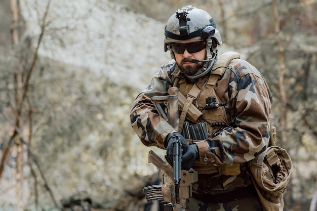Портрет бородатого солдата средних лет в военной форме и каске с наушниками