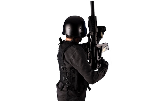 Вооруженный человек в защитном бочонке с пистолетом. изолированный на белом.