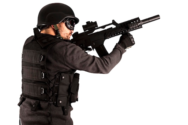 Вооруженный человек в защитном бочонке с пистолетом. изолированный на белом.