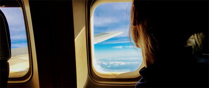 человек смотрит из окна самолета