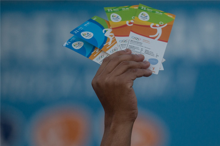 Мужчина держит билеты для продажи или обмена возле места проведения Олимпийских игр 2016 года в Рио-де-Жанейро, Бразилия, 19 августа 2016 года. (Chris McGrath/Getty Images)