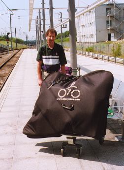 Фото - Прибытие в аэропорт Станстед с сумками для велосипедов