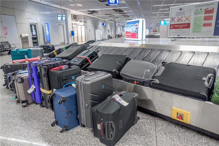 Потерянный багаж ждет своих владельцев у кассы выдачи багажа