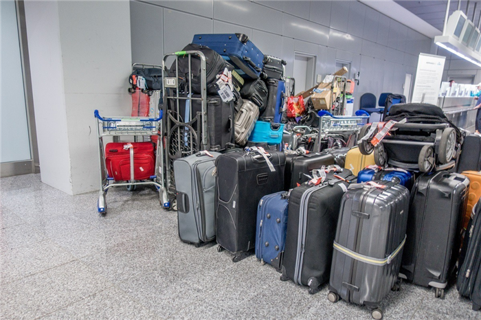 Большая куча задержанного багажа в аэропорту