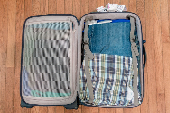 Фотография упакованного чемодана для подтверждения его содержимого для анкеты Passenger Property Questionnaire (PPQ)