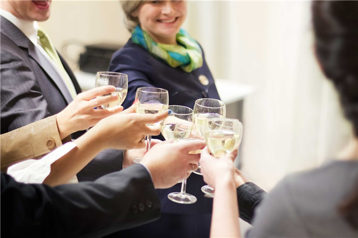 Можно ли употреблять алкоголь на борту самолета? Авиакомпании которые запрещают алкоголь на самолетах