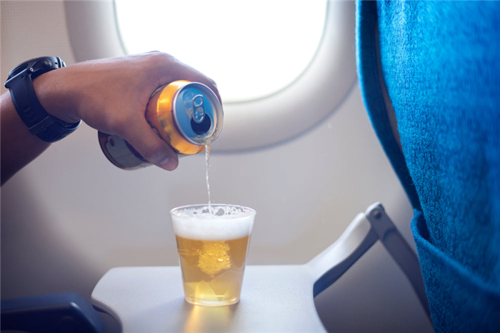 Можно ли проносить алкоголь на борт самолета?