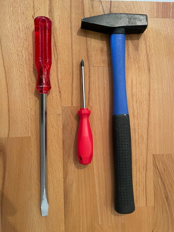 молоток и две отвертки - инструменты, которые нельзя брать в ручную кладь